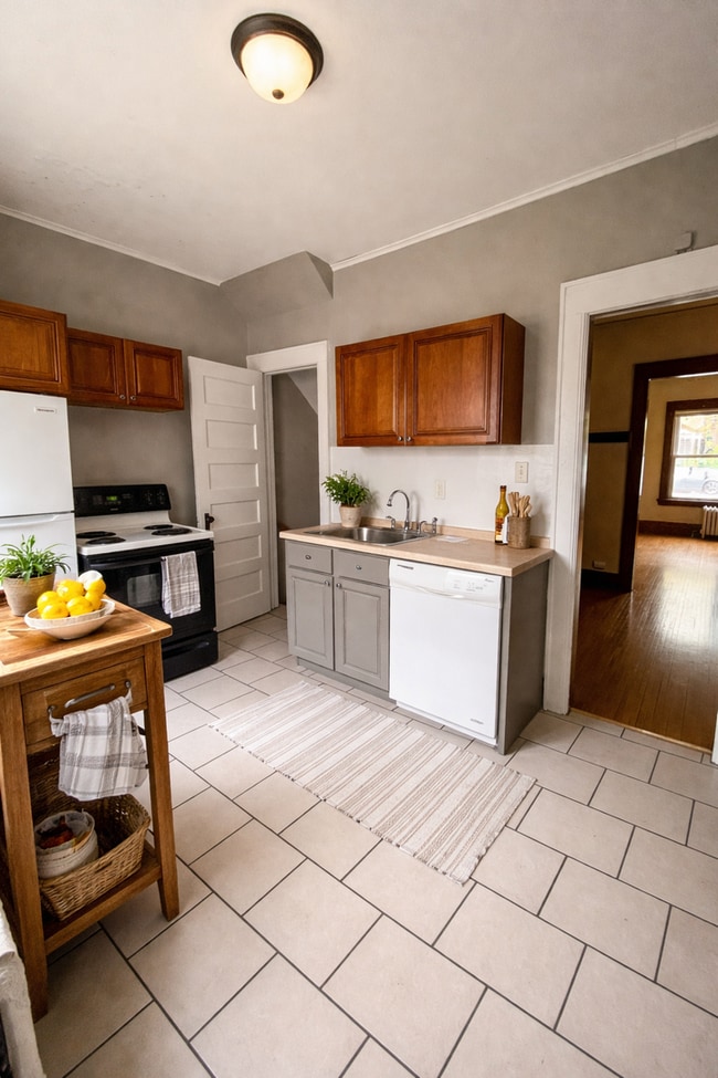 Building Photo - AVAILABLE JUNE 1ST - 4 Bed/1 Bath: Now With $250 Off First Months Rent!