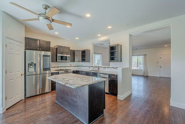 Building Photo - Pending/ Rented - Sahuarita Beauty!