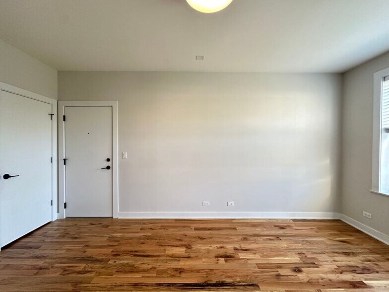 Building Photo - 659 W Wrightwood Ave