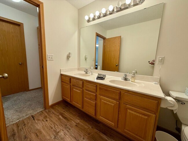 Building Photo - Lovely 3BR/3BA Otsego End Unit Townhome Available June!