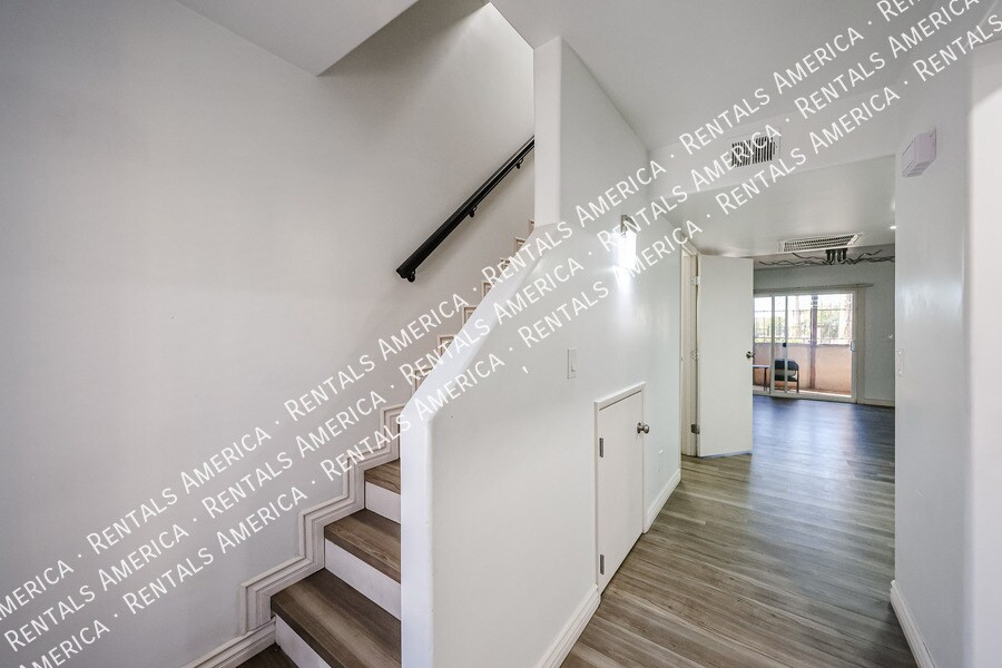 Building Photo - 1601 W Sunnyside Dr