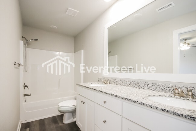 Building Photo - 428 N Wyandotte St