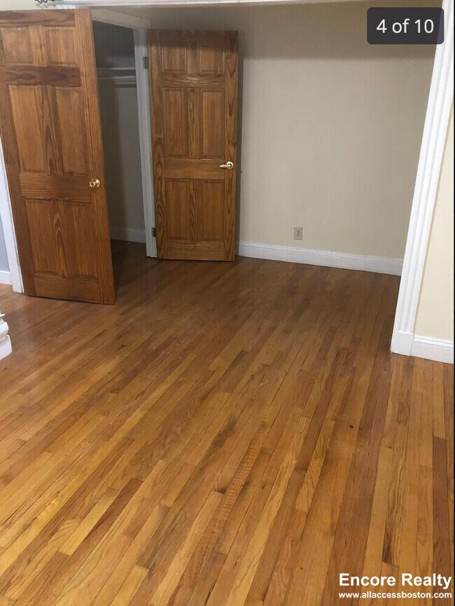 Building Photo - 352 Riverway