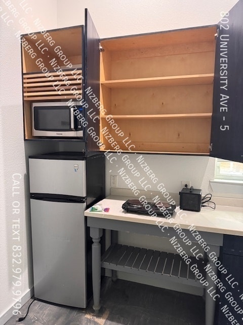 Building Photo - 802 University Ave