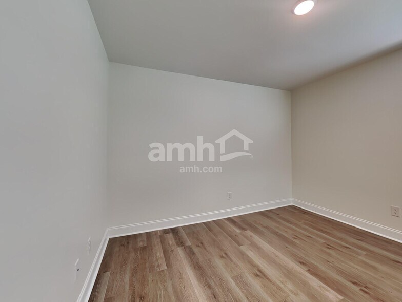 Building Photo - 1950 Weeping Cypress Dr