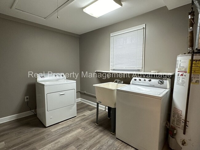 Building Photo - Cute Three-Bedroom with Large Deck!
