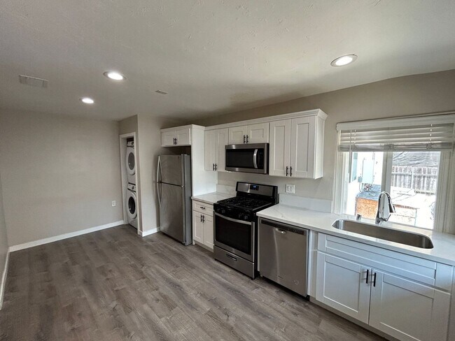 Building Photo - Beautiful 7BD/4BA on Mary (Lease out, pend...