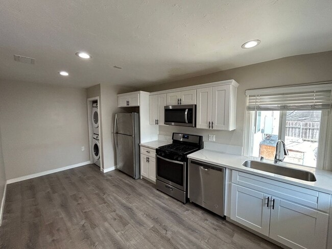 Building Photo - Beautiful 7BD/4BA on Mary