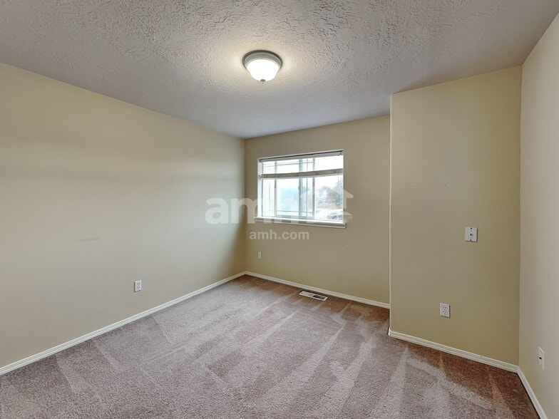 Building Photo - 2285 NW McGarey Dr