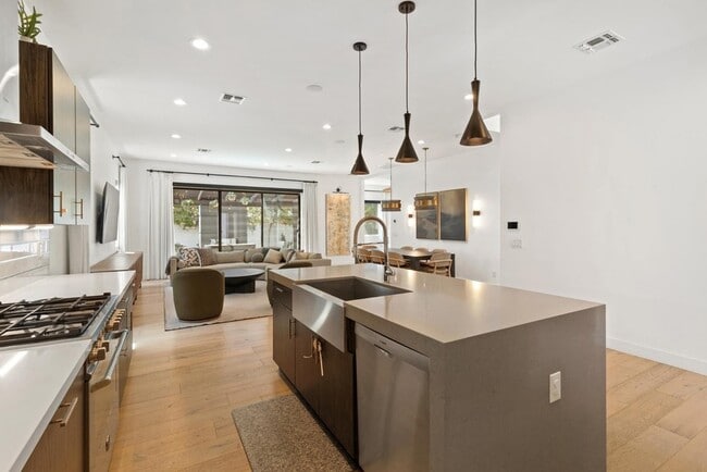 Building Photo - 4533 E Devonshire Ave