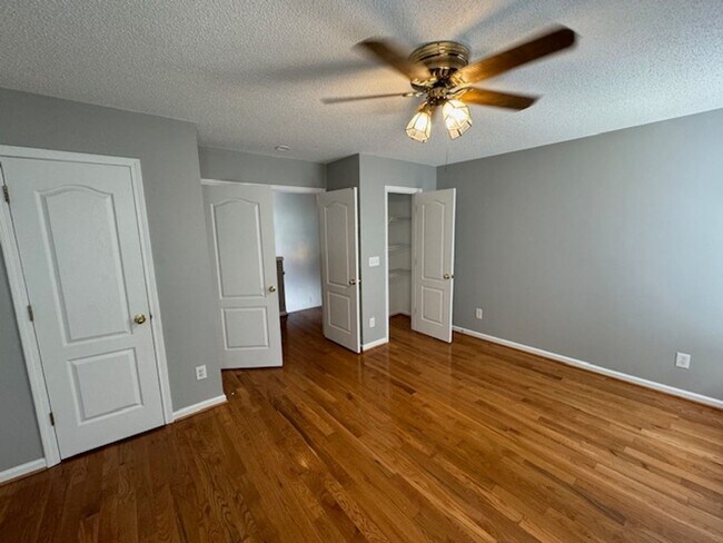 Building Photo - Pre-lease now for August!