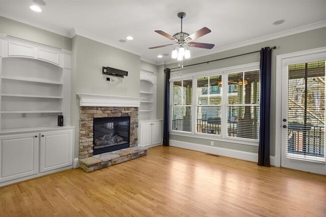 Building Photo - 395 Laurent St NW