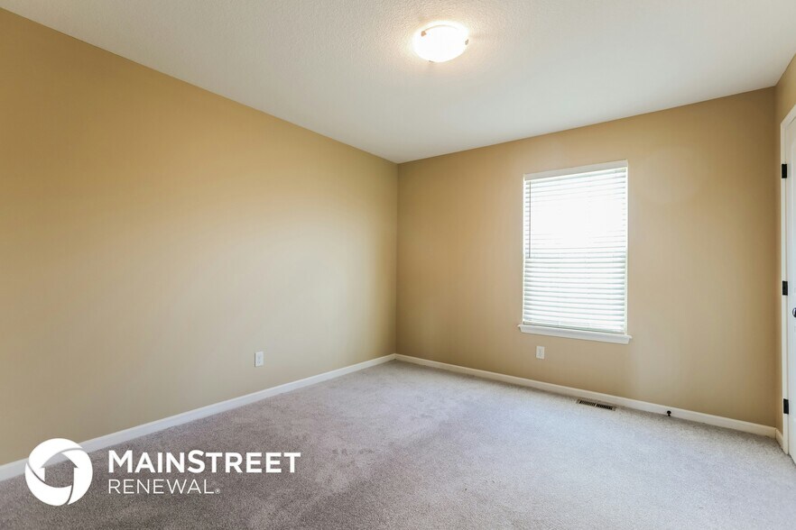 Building Photo - 300 Golfview Dr