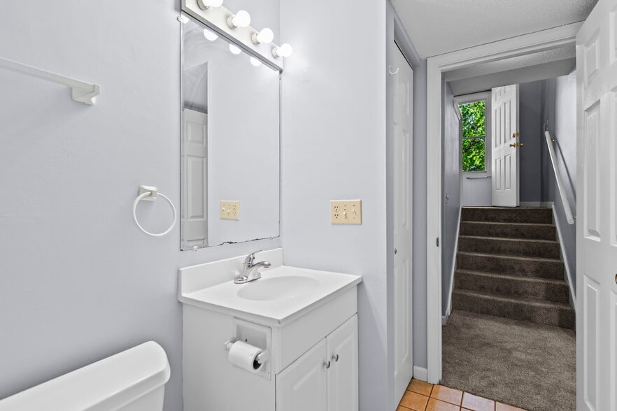 Building Photo - 204 Saxon Dr