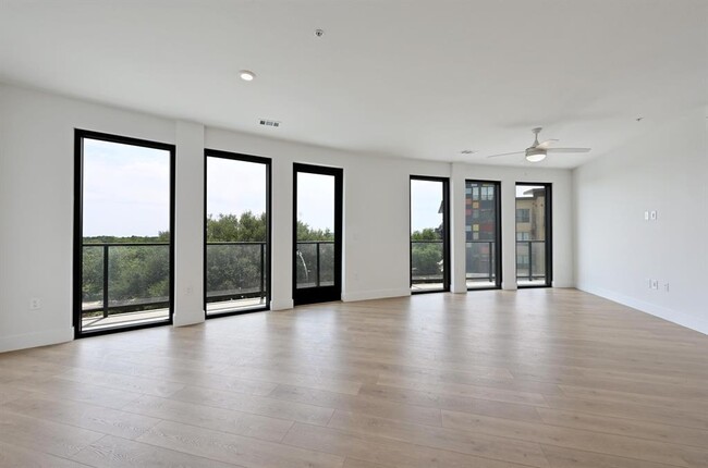 Building Photo - 1701 Simond Ave