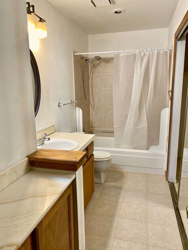 Building Photo - Evolve Real Estate: Beautiful Condo in Garrison Square Available June 3rd!