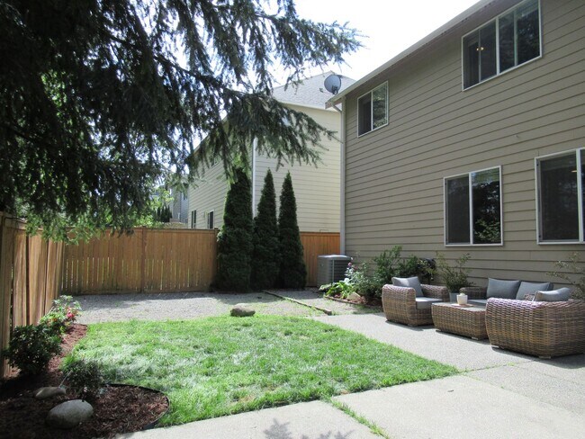 Building Photo - 5 bedroom, 1.5 bath home in Tehaleh
