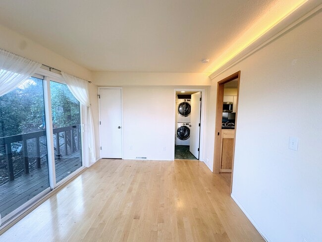 Building Photo - 339 Ravenwood Pl