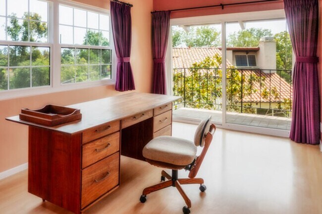 Building Photo - Spacious & Bright 3 Bedroom End Unit Condo in Prime Location