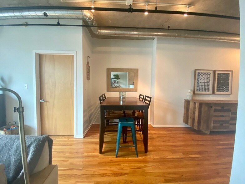 Building Photo - 700 W Van Buren St