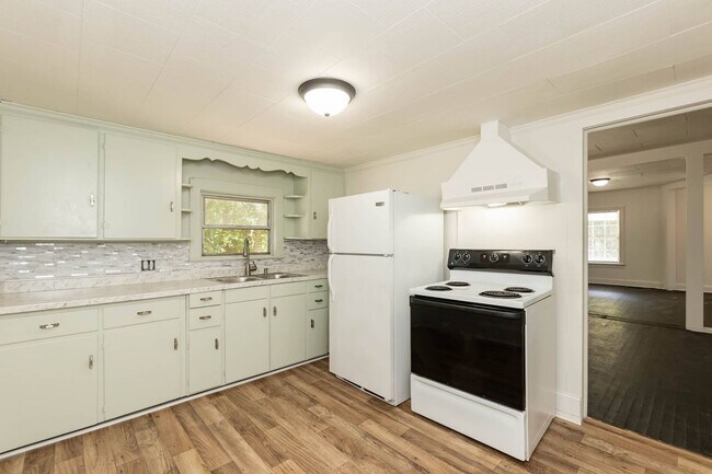 Building Photo - Beautiful Three Bedroom Home!