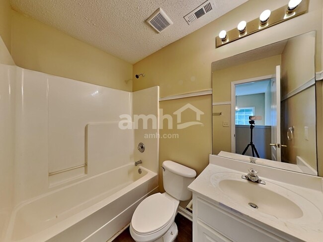 Building Photo - 1319 Vine Cir