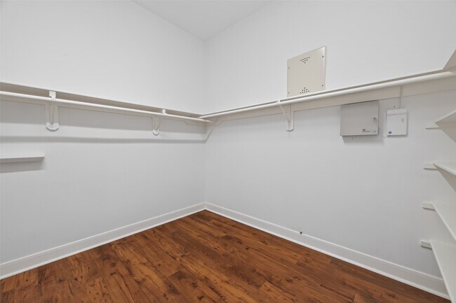 Building Photo - 2308 Bastrop St