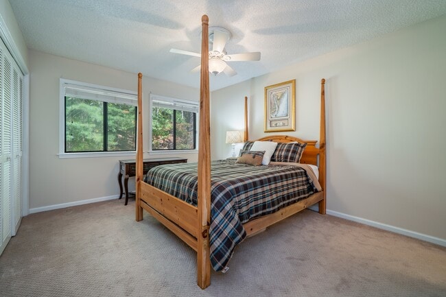 Building Photo - 49 Lake Dr