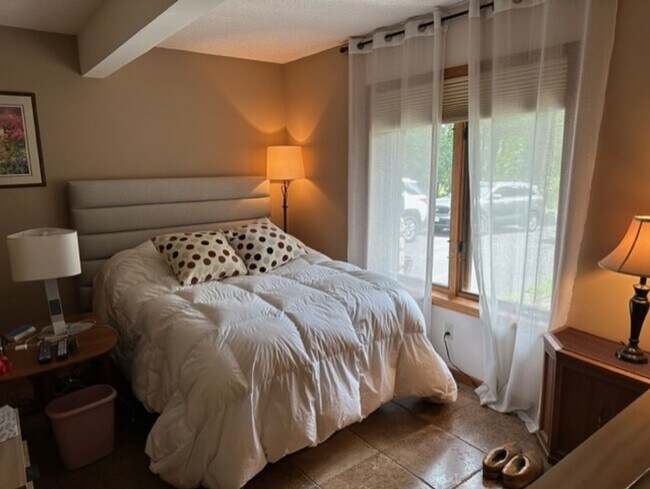 Building Photo - 4 Bedrooms, 3 Bathrooms Fully Furnished La...