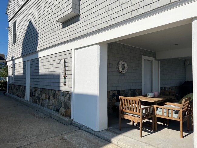 Building Photo - 146 Middle Beach Rd