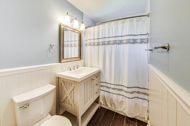 Building Photo - 1304 N Mitchell Ave