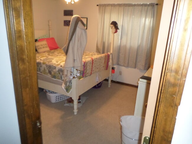 Building Photo - 5 bedrooms 3 bath on Shirley