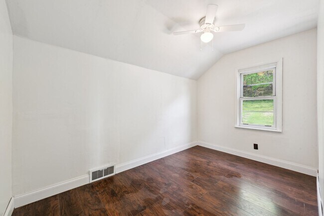 Building Photo - Beautiful 3 bedroom home in Jeannette available July 1!