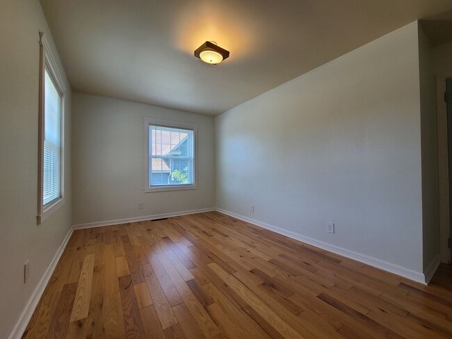 Building Photo - 3-bedroom, 2-bathroom home located in beau...