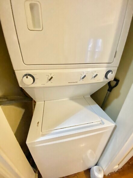 Building Photo - 731 Parker St