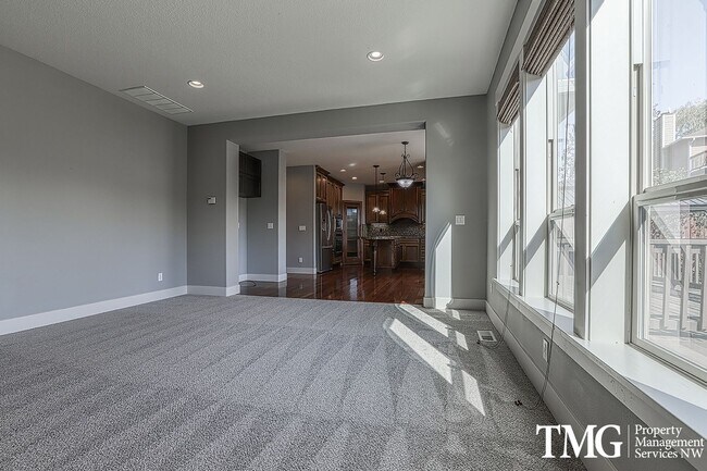 Building Photo - Large Pet Friendly 3 bed 2.5 bath home in ...