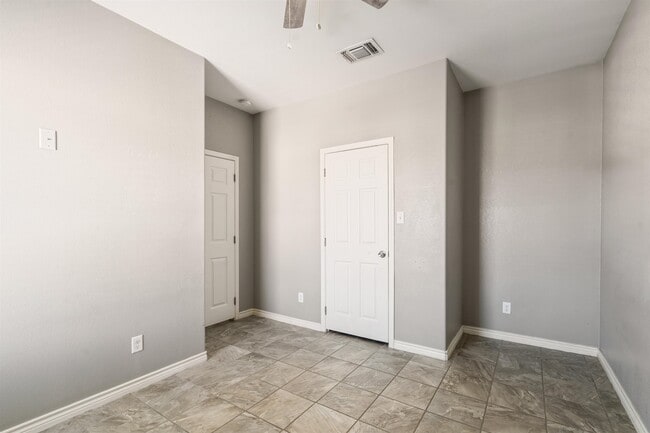 Building Photo - 1013 Tesoro Hills
