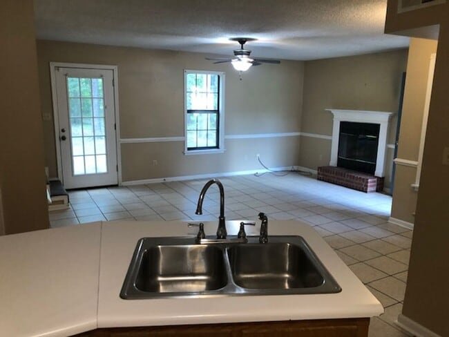 Building Photo - 1805 Holmes St