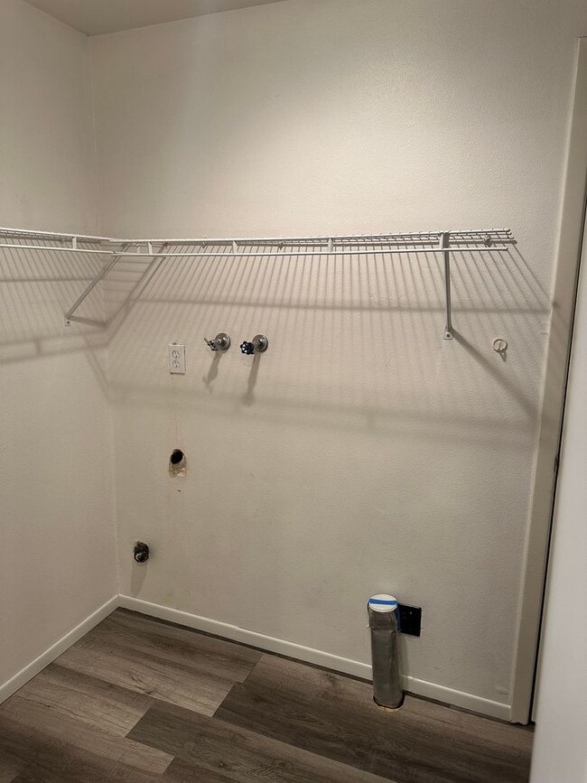 Building Photo - Updated 2 bedroom 2 bath duplex with garage!