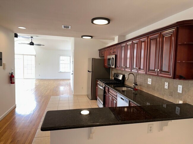 Building Photo - 2024 Grand Ave