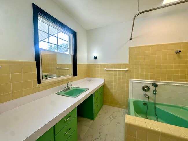 Building Photo - Mid Century Modern Gem!