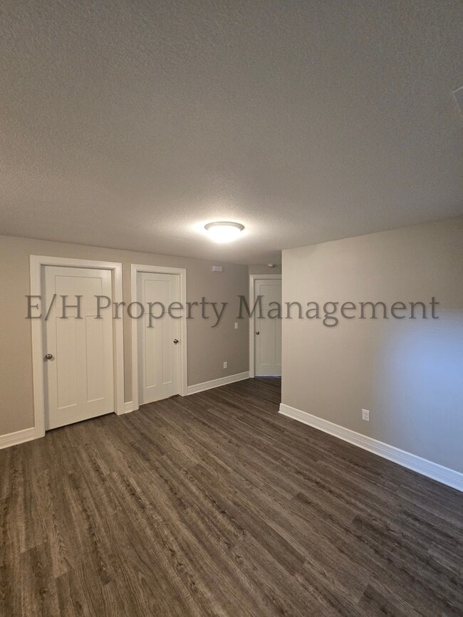 Building Photo - 2220 E Village Estates Dr