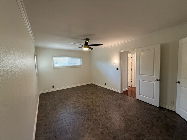 Building Photo - 1324 E Hickory Ln