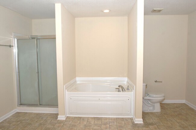 Building Photo - Move-In Special!