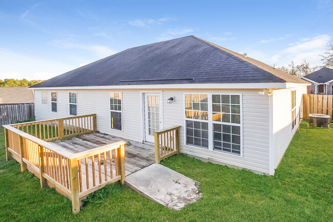 Building Photo - Lovely 3 Bedroom Ranch Style Home