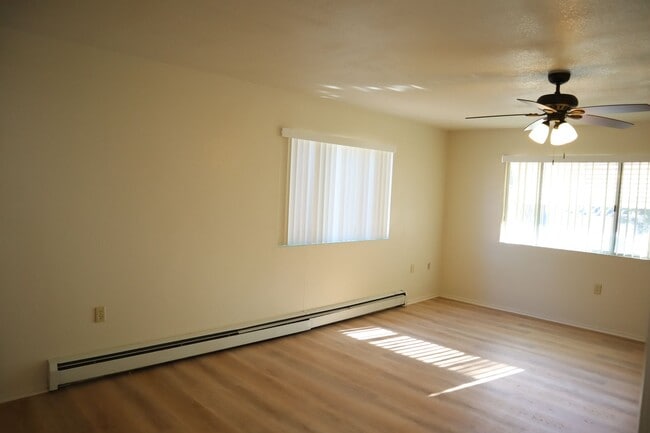 Building Photo - Livable, Lovable, & Avaiable!