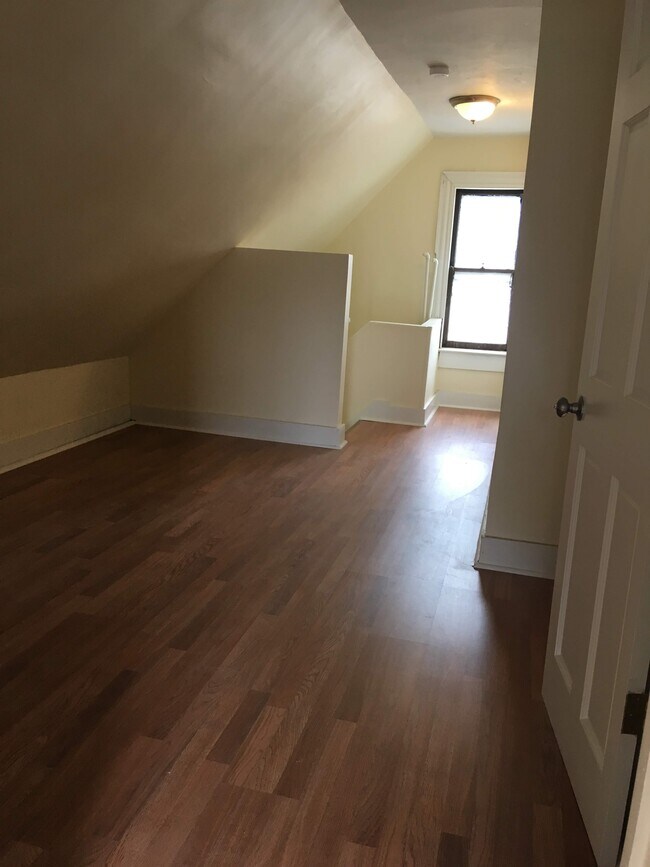 Building Photo - 196 Frank St