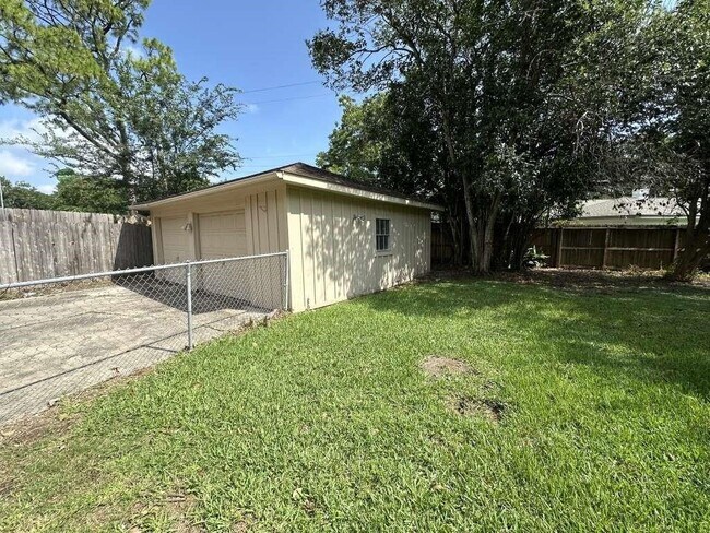 Building Photo - 5850 Paisley St