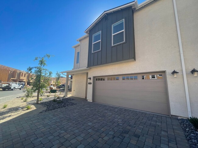 Building Photo - Beautiful Falcon Ridge Townhome!