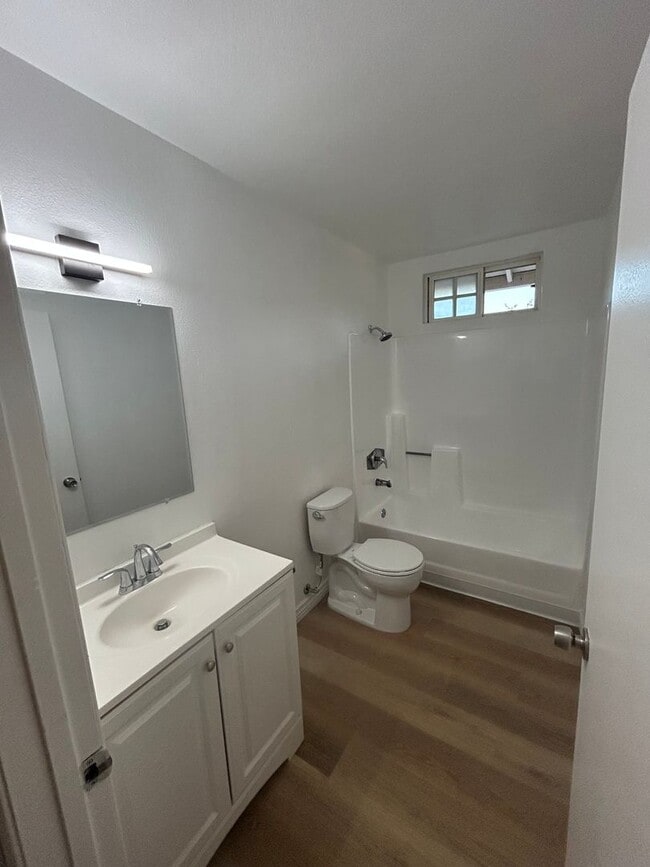 Building Photo - Charming Renovated 3 Bedroom/2 Bath Single...